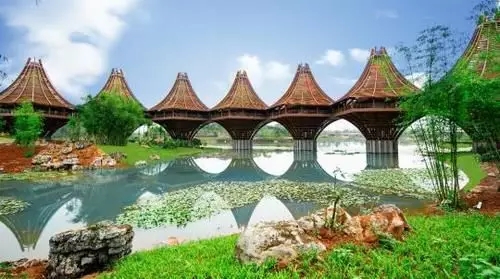 圖為中國-東盟友誼館。該建筑以廣西的風(fēng)雨橋?yàn)樵?，寓意“手拉手，心連心”。表達(dá)中國與東盟十國睦鄰友好、合作共贏之意。