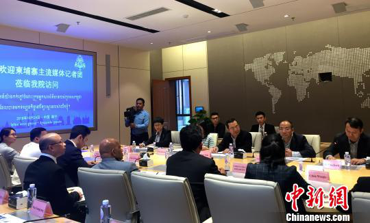 柬埔寨主流媒體采訪團(tuán)在廣西大學(xué)與師生交流。