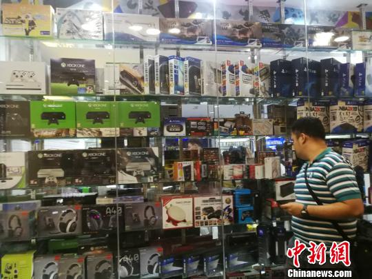 菲律賓統(tǒng)計(jì)局(Philippine Statistics Authority)5日發(fā)布10月份全國勞動力調(diào)查報(bào)告顯示，2018年10月就業(yè)不足率降至13.3%，而2017年10月為15.9%。圖為馬尼拉馬卡蒂一商場，貨品充足，青年人消費(fèi)暢旺。 關(guān)向東 攝