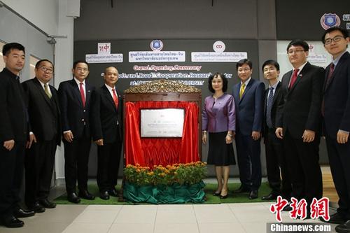 12月18日，由泰國(guó)國(guó)家研究院泰中戰(zhàn)略研究中心與中國(guó)人民大學(xué)國(guó)家發(fā)展與戰(zhàn)略研究院共建的泰中“一帶一路”合作研究中心在泰國(guó)曼谷正式揭牌成立。作為隸屬于泰國(guó)國(guó)家研究院的高端智庫(kù)，該中心未來(lái)將作為泰國(guó)“一帶一路”研究和推動(dòng)泰中高端智庫(kù)合作的主要機(jī)構(gòu)。中新社記者 趙婧楠 攝