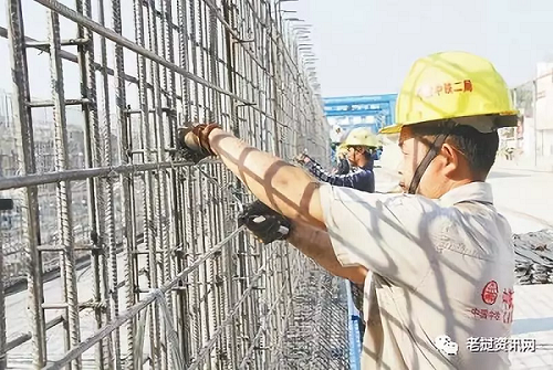 在中老鐵路萬象制梁場，中老兩國技術(shù)人員正在進行橋梁預(yù)制。本報記者 孫廣勇攝