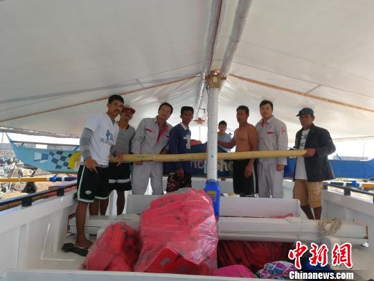 中國(guó)援助菲律賓PGN大橋工程可行性研究項(xiàng)目”（ThePanay-Guimaras-NegrosBridgeProject）海洋水深測(cè)量勘測(cè)人員，3月1日在吉馬拉斯海峽作業(yè)時(shí)，成功營(yíng)救兩名菲律賓落水漁民。圖為兩位漁民及家屬對(duì)進(jìn)行營(yíng)救的中國(guó)勘測(cè)人員合影表達(dá)感謝。 中交公路規(guī)劃設(shè)計(jì)院有限公司 攝